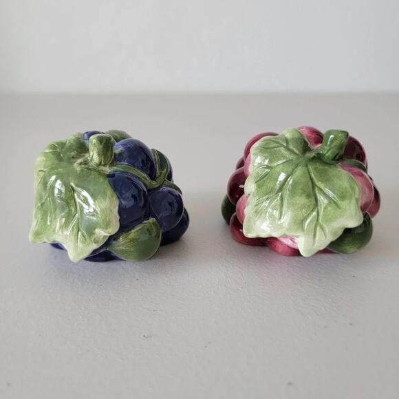Vintage Grape Cluster Salt and Pepper Shakers Ceramic Purple Burgundy 1970s - Picture 4 of 9